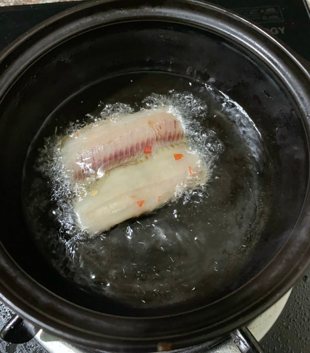 Cá hố 2 nắng đang chiên