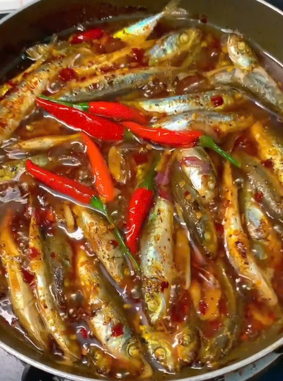 Cá nục kho nghệ ớt