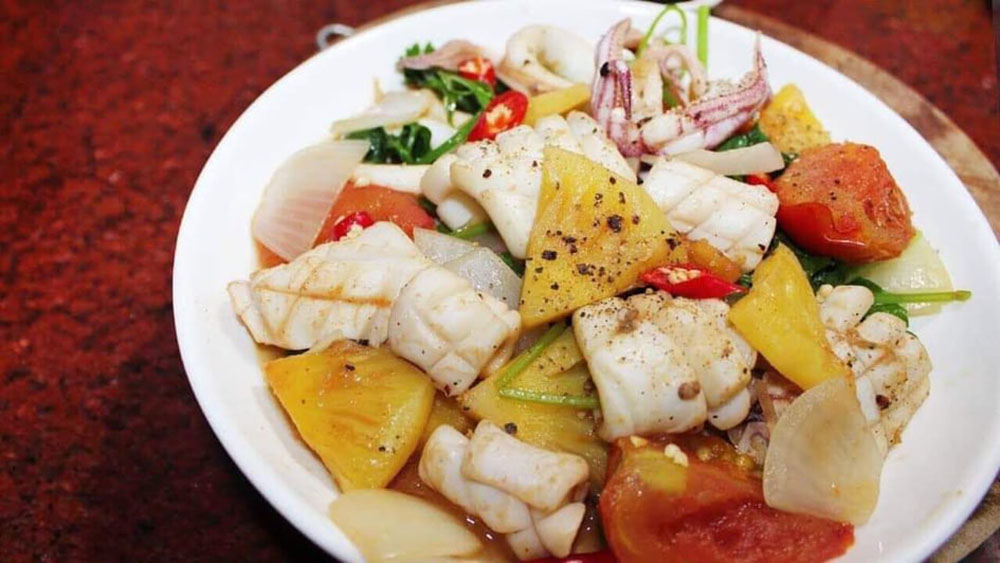 Mực ống một nắng xào rau củ